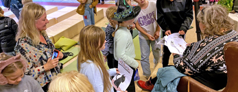 Forfatter Lene Kaaberbøl modtager elevernes tegninger af hekse, tv. festivalleder Anne-Marie Donslund